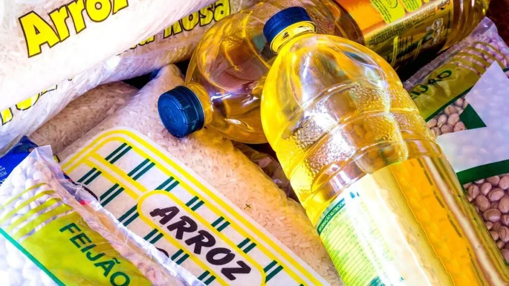 Alimentos que compõem a cesta básica: arroz e óleo