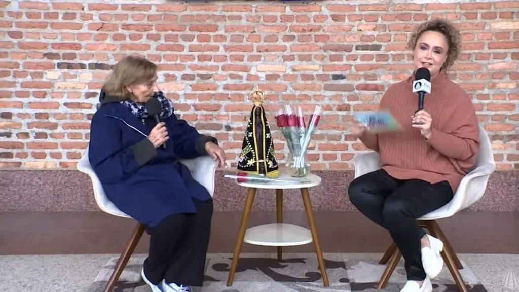 Imagem familia dos devotos do artigo Pelo que você é grato? Devotos entregam rosas a Nossa Senhora como sinal de gratidão