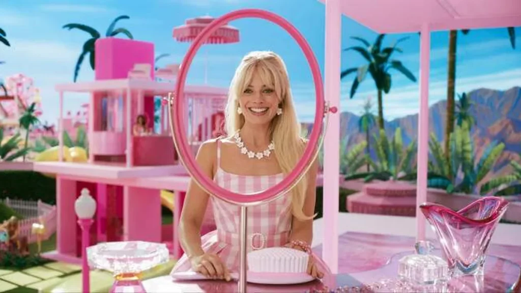 Margot Robbie em cena de "Barbie", de Greta Gerwig