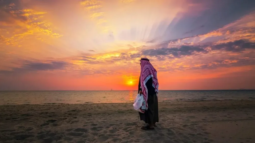 Homem árabe olhando o por do sol