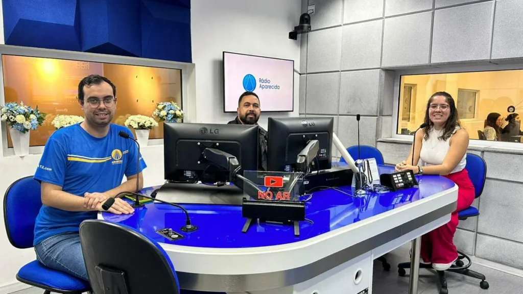 O jornalista Mário de Paula, o operador de áudio Leandro Rodrigo e a jornalista Estéfani Braz