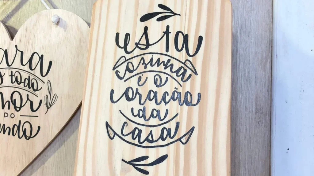 Imagem lettering na tabua do artigo Tábua de cozinha decorada com Lettering - Faça Você Mesmo