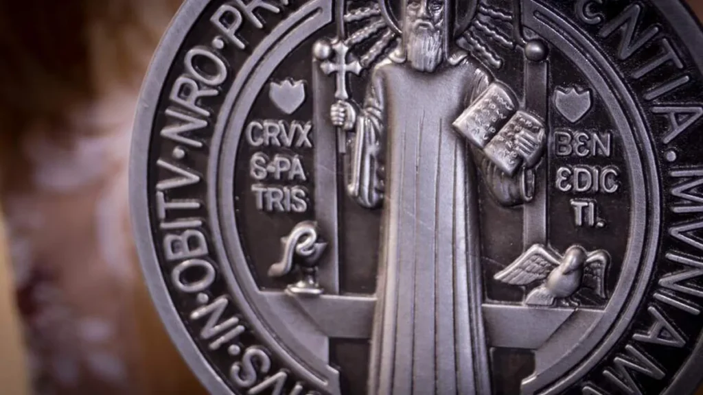Imagem medalha de sao bento do artigo São Bento: 7 coisas que você precisa saber