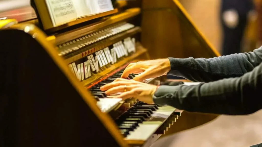Imagem piano musico do artigo Encerram hoje as inscrições para escolha da música do Hino da Campanha da Fraternidade 2024