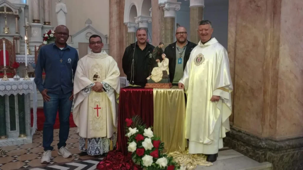 Padre Inácio Medeiros, diretor da Rádio Aparecida, e religiosos camilianos