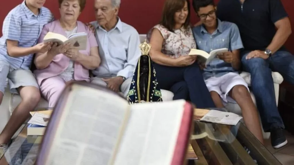 Imagem familia rezando 02 do artigo CNBB apresenta Campanha da Evangelização 2023