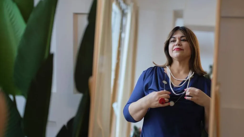 Imagem mulher se admirando no espelho do artigo Cuide da sua imagem pessoal para ser enxergada como é!