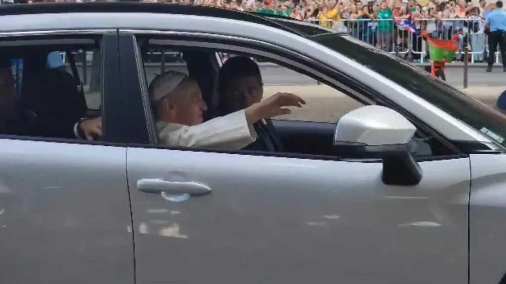 Imagem Papa Francisco chega em Lisboa do artigo Jovens de Maria registram Papa Francisco em seu primeiro compromisso em Lisboa