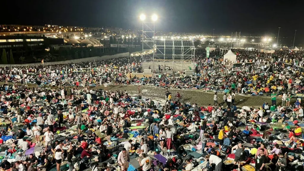 Imagem jovens passam a noite em Vigilia na JMJ 2023 do artigo Papa fala sobre amor gratuito de Jesus em Vigília da JMJ em Lisboa