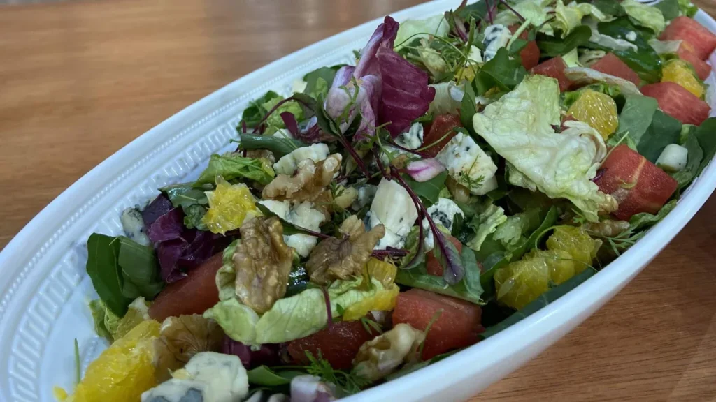 Imagem Salada de Melancia Rucula Gorgonzola sabor de vida do artigo Salada de Melancia, Rúcula e Gorgonzola – Sabor de Vida