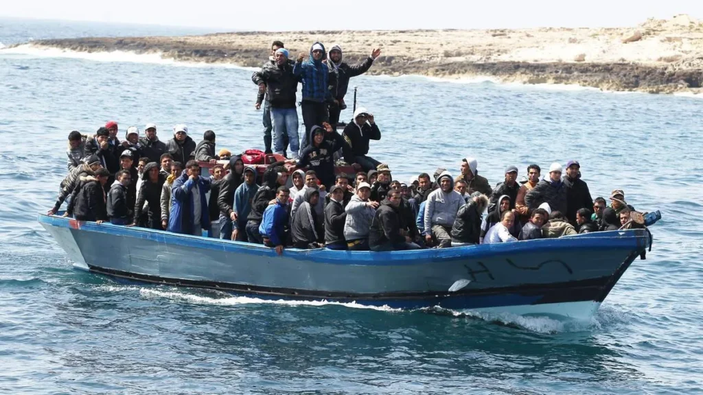 Imagem Migrantes em barco em Lampedusa no sul da Italia do artigo “Dor e vergonha”: Papa fala sobre drama dos migrantes