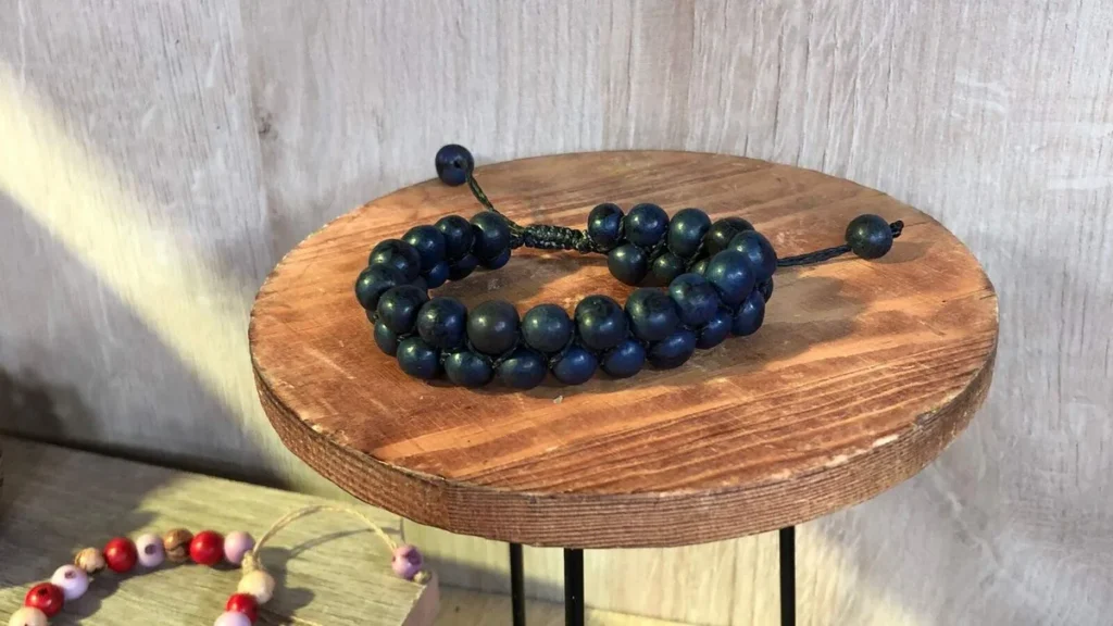 Imagem pulseira do artigo Pulseira de semente de Açaí Tingida - Faça Você Mesmo