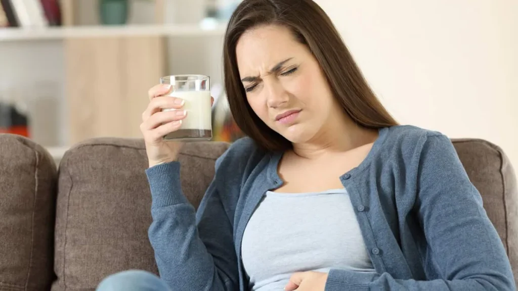 Imagem Mulher sofre com dor abdominal devido a intolerancia a lactose do artigo Intolerância à lactose: Como saber se eu tenho?