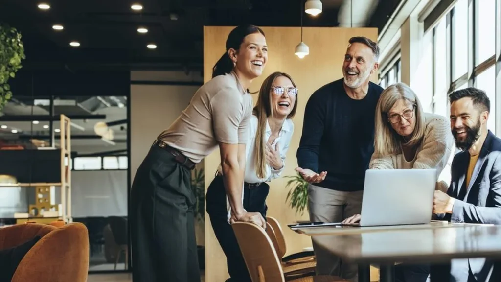 Imagem Pessoas sorrindo no ambiente de trabalho do artigo Um sorriso abre portas: está cuidando do seu?