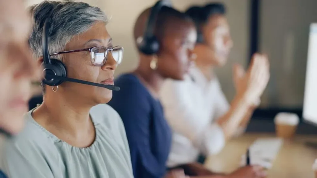 Imagem Mulher com mais de 50 anos trabalhando do artigo Carreira: como estar no mercado de trabalho?