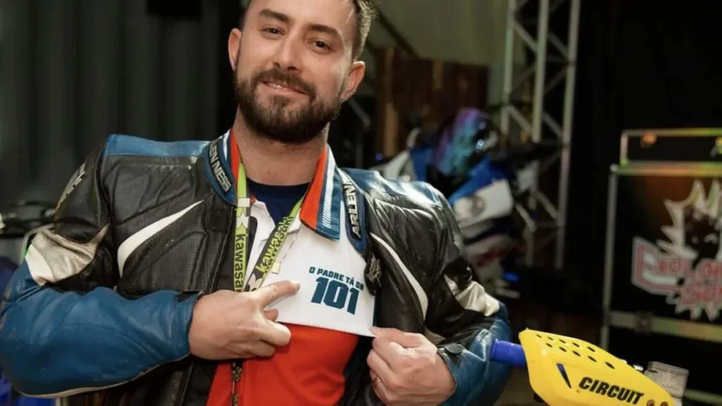 Imagem Pe. Pablo Cechinato tem hobby por moto do artigo Padre conquista seguidores nas redes sociais mostrando paixão por motos