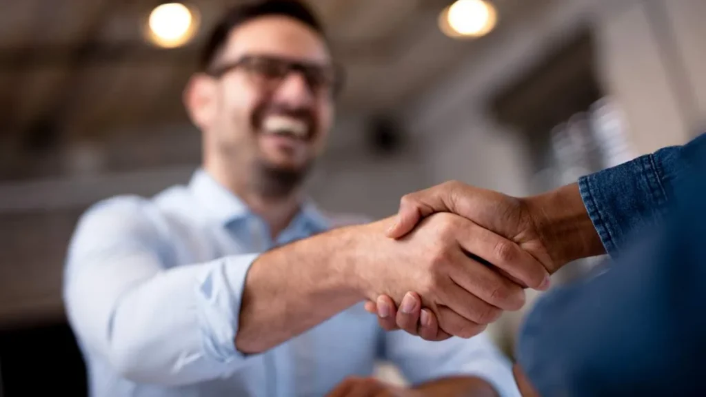 Imagem Empregador e empregado firmando acordo profissional do artigo Empregador: evite processos trabalhistas com 4 dicas simples!