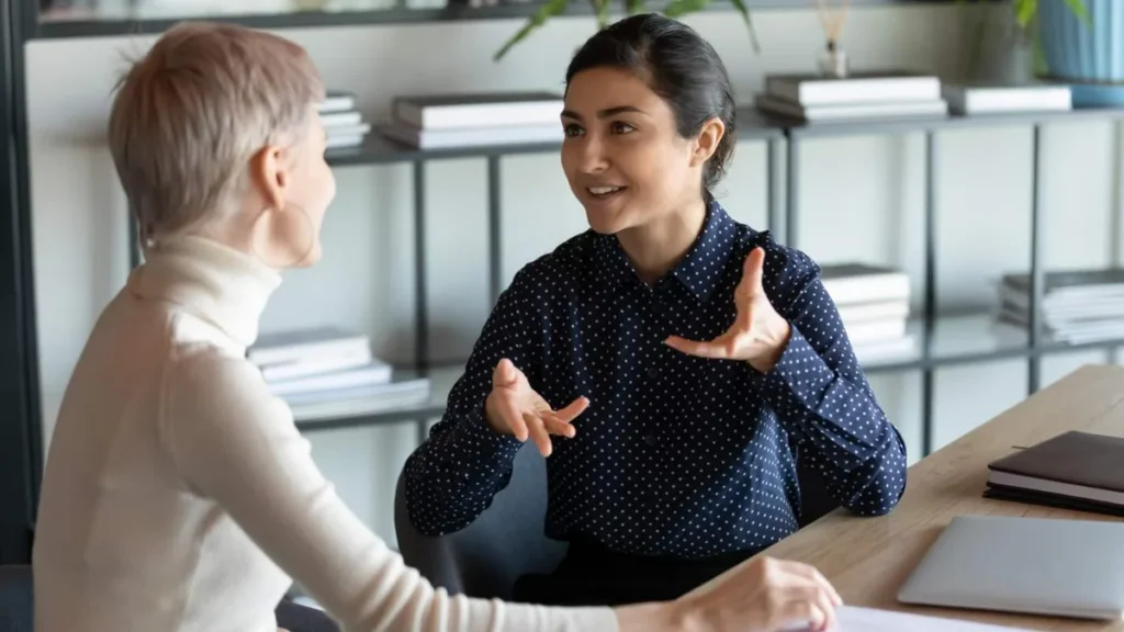 Imagem Duas mulheres conversando do artigo Língua, Linguagem e idioma: elos de Comunicação Fraterna