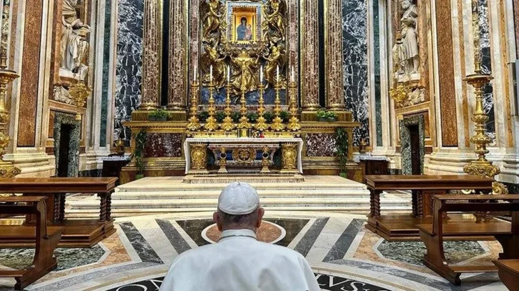 Imagem Papa Francisco em momento de oracao antes de sua viagem a Mongolia do artigo Papa Francisco confia à Virgem sua viagem à Mongólia