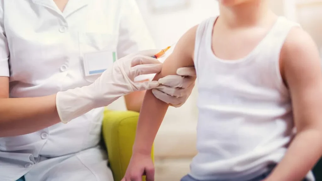 Imagem Crianca tomando vacina contra a meningite do artigo Meningite em foco: especialista esclarece dúvidas sobre vacinação e cuidados básicos