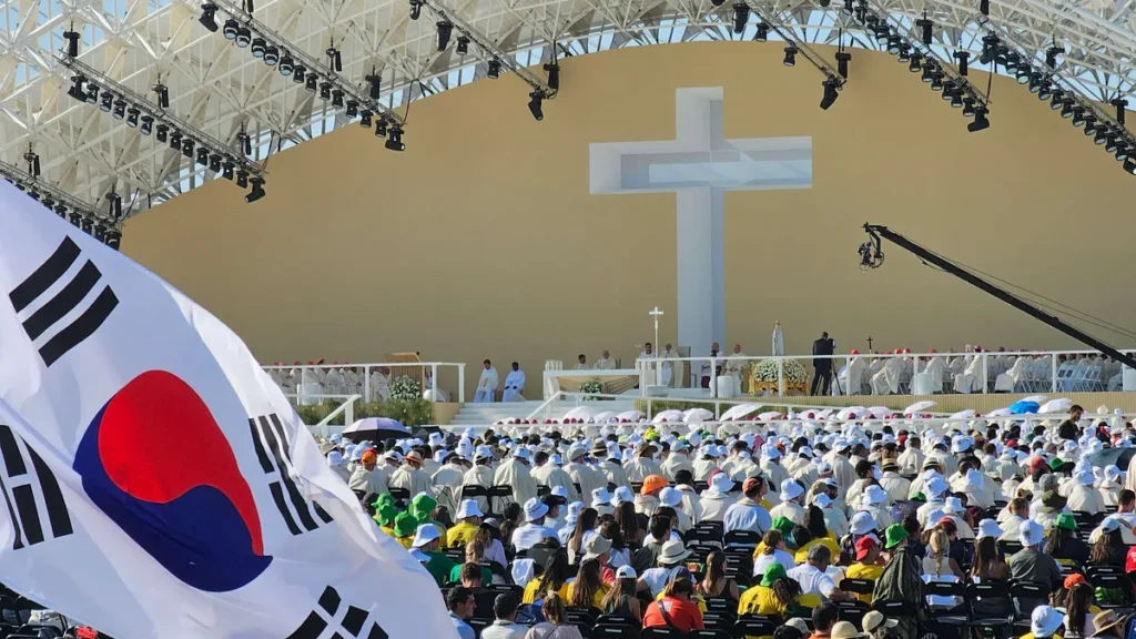 Imagem Bandeira da Coreia do Sul destacava se entre a multidao no encerramento da JMJ 2023 do artigo Coreia do Sul será a sede da JMJ 2027
