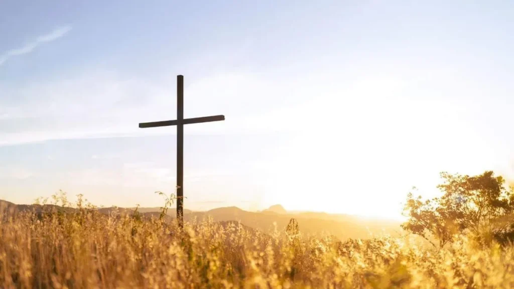 Imagem Cruz em um campo bonito do artigo Para seguir a Jesus Cristo não basta apenas caminhar