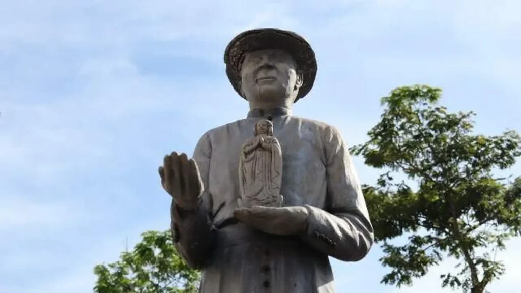 Estátua do Padre José Alves Vilela, na Praça da Basílica Histórica