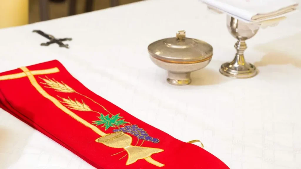 Imagem Estola de um padre sobre o altar do artigo Qual é o significado da estola sacerdotal?