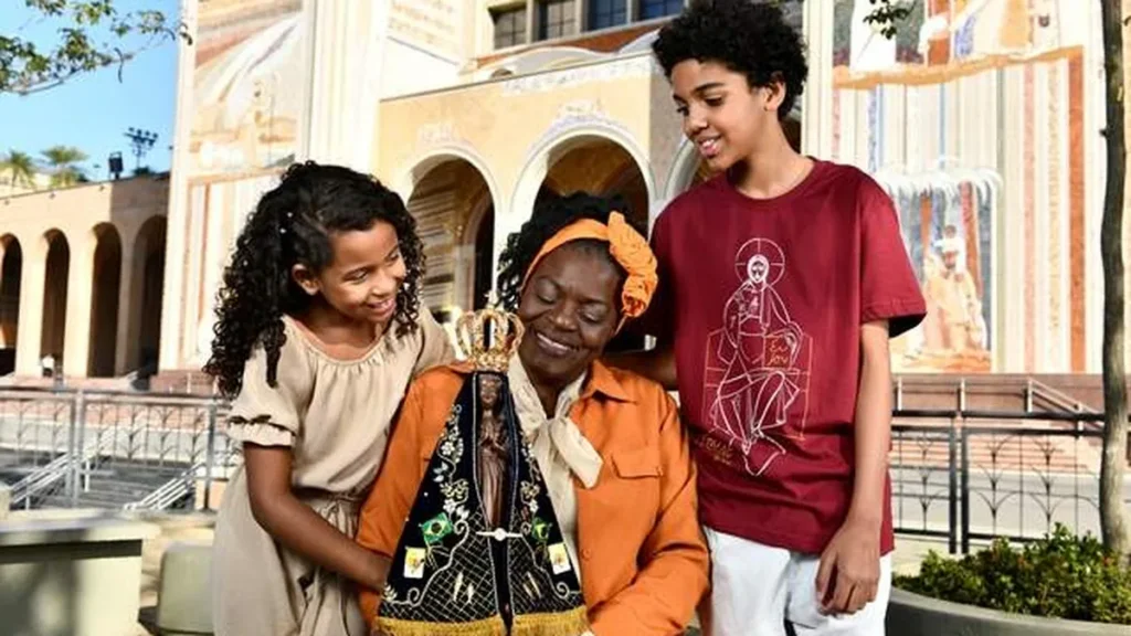Imagem Familia com a imagem de Nossa Senhora Aparecida do artigo À semelhança de Maria, a vocação da Família dos Devotos é amar e servir!