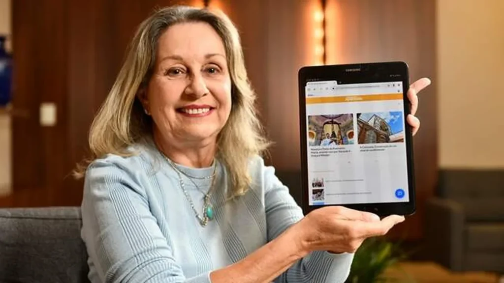 Imagem Idosa com tablet na mao do artigo O que você encontra na Revista de Aparecida Digital?