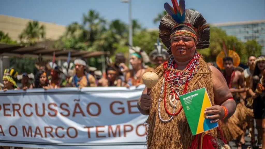 Imagem Indigenas protestando contra o marco temporal do artigo Por que a Igreja no Brasil é contra o Marco Temporal?