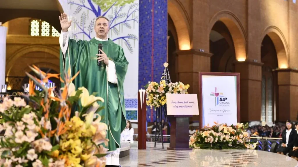 Padre Camilo Júnior Missionário Redentorista no Altar Central do Santuário Nacional de Aparecida