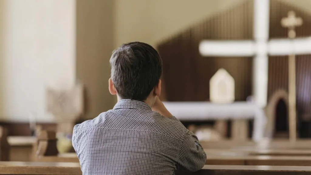 Imagem Jovem orando na Igreja do artigo Qual é a sua vocação?