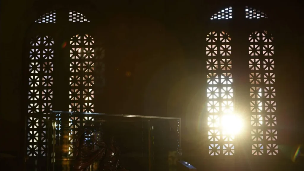 Imagem Luz passando pelas janelas no Santuario do artigo Você sabia que o Santuário tem 'paredes que falam'?