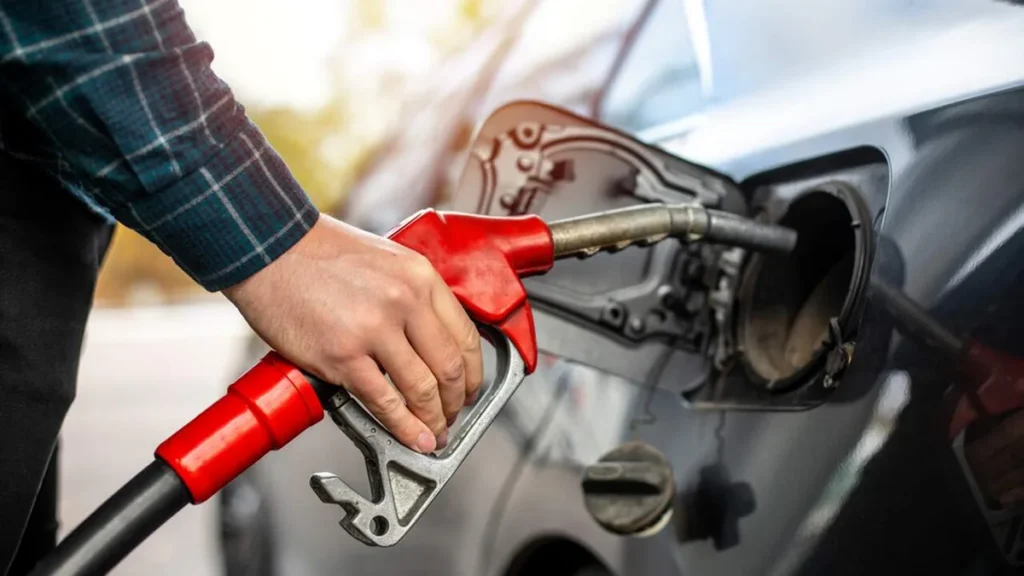 Imagem Manobrista enche o tanque do carro com gasolina do artigo Alta dos combustíveis impacta consumidor e inflação do país