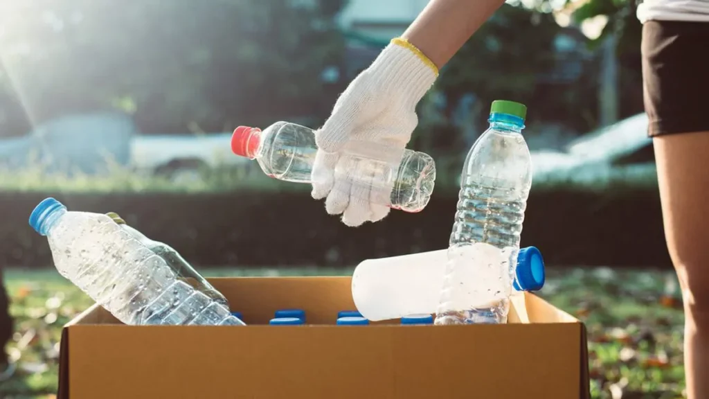 Imagem Mulher cata reciclados nas ruas da cidade do artigo Assistência Social de Aparecida inicia cadastro para catadores de reciclagem