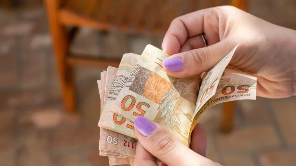 Imagem Mulher contando dinheiro do seu salario minimo do artigo Salário mínimo e IR: veja mudanças aprovadas pelo Senado