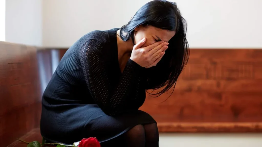 Imagem Mulher de luto chora de tristeza pela perda de alguem querido. do artigo Como restaurar um coração rasgado pelo luto?