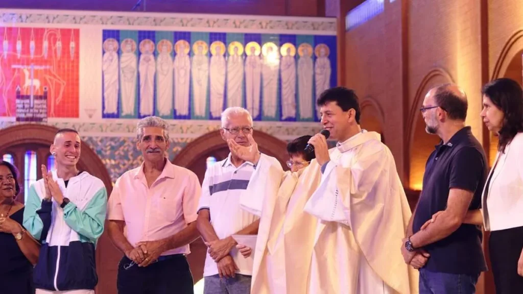 Imagem Padre Pessanha e sua familia rezam no Altar de Aparecida do artigo Padre Pessanha relembra importância do padre Vítor Coelho em sua caminhada vocacional
