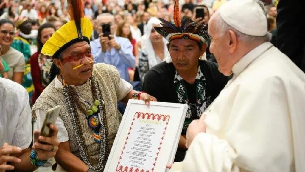 Imagem Papa Francisco ganha presente de brasileiros do artigo Papa Francisco recebe “Pai Nosso” em língua da Amazônia