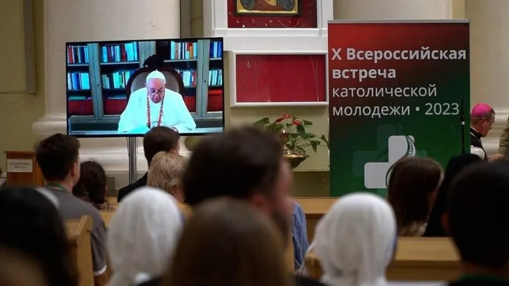 Imagem Papa em conexao com o 10 Encontro Nacional de Jovens Catolicos em Sao Petersburgo Russia do artigo Vaticano esclarece declaração do Papa Francisco sobre a Rússia
