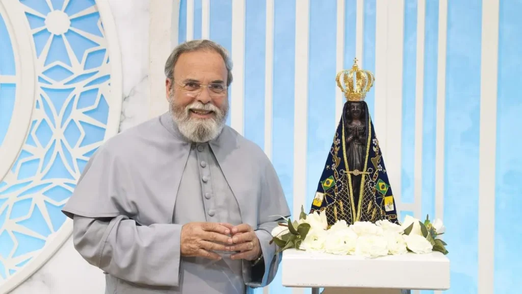 Imagem Pe Antonio Maria Jairo Junior DivulgacaoTV Aparecida Easy Resize.com do artigo Padre Antonio Maria e Mariangela recebem Rastapé no Sábado com Maria