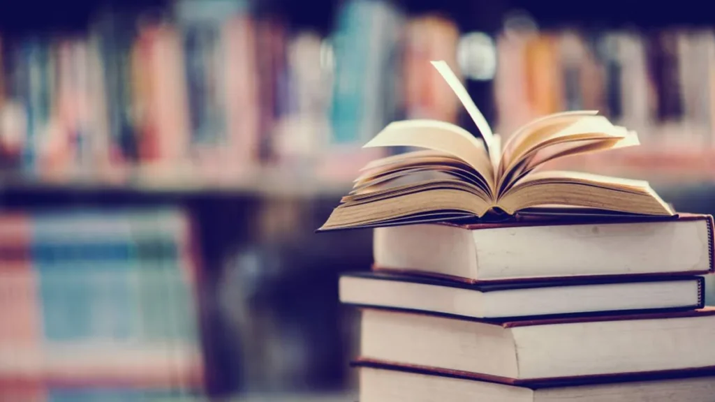 Imagem Pilha de livros didaticos em uma biblioteca do artigo Livros Didáticos: contornos do cotidiano escolar