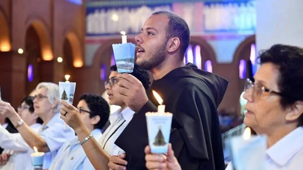Imagem Religiosos com velas acesas do artigo A necessidade de rezar pelas vocações