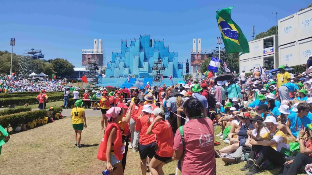 Palco montado na Colina do Encontro, no Parque Eduardo XVII