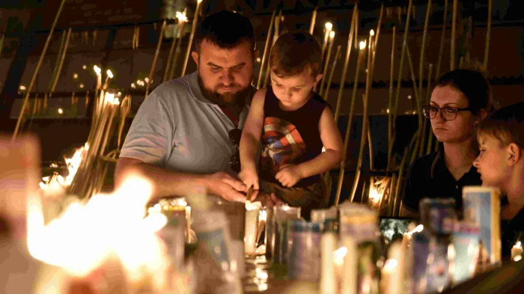 Pai e filho na Capela das Velas