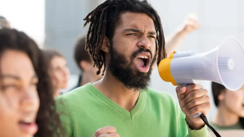 Homem negro protesta em rua