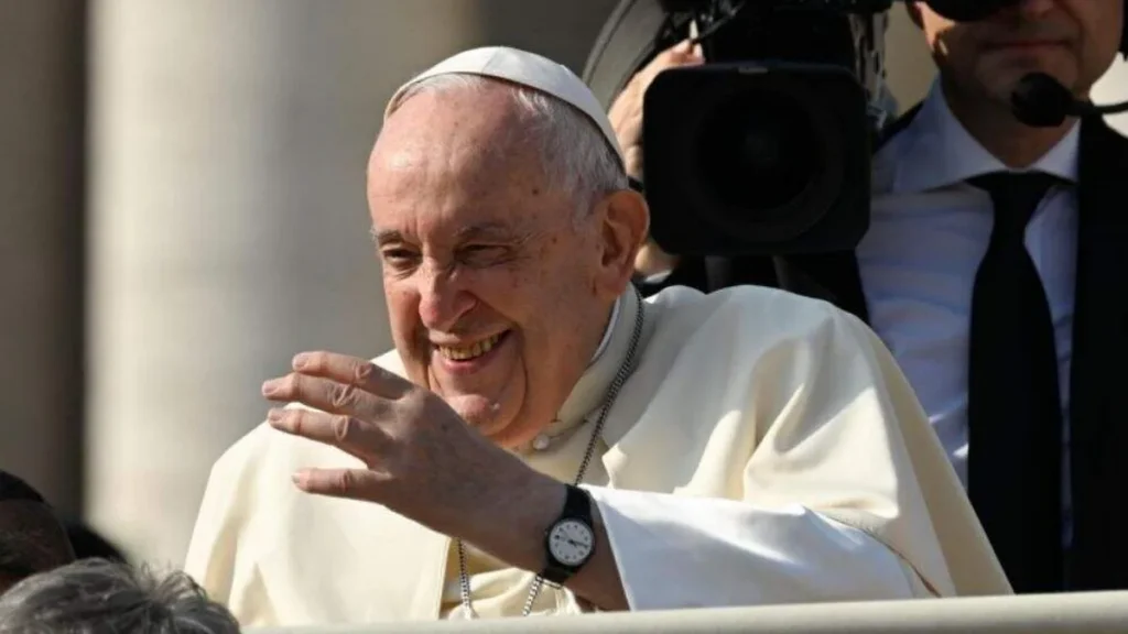 Imagem Papa Francisco sorrindo e acenando do artigo Vídeo: Papa Francisco recebe Sylvester Stallone no Vaticano