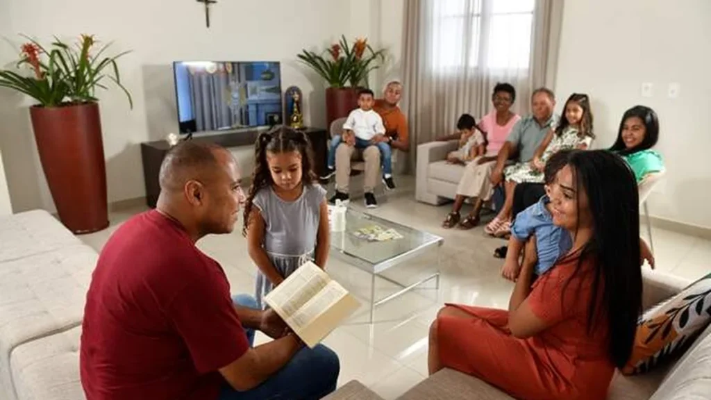 "A Bíblia aparece cheia de famílias, gerações, histórias de amor e de crises familiares, desde as primeiras páginas onde entra em cena a família de Adão e Eva, como seu peso de violência mas também com a força da vida que continua (cf. Gn 4), até às