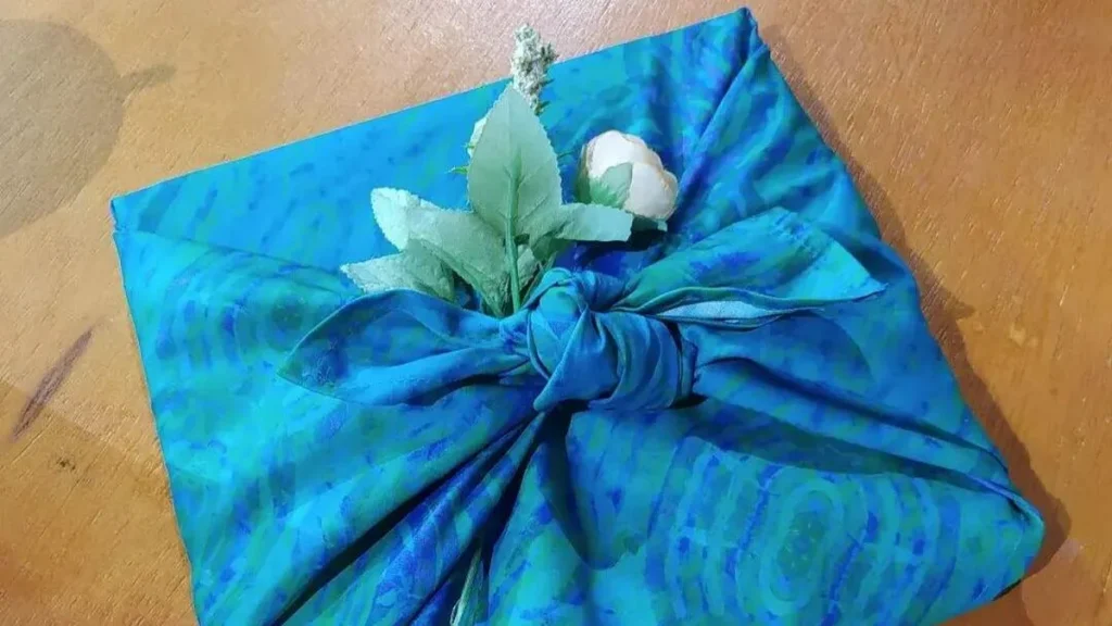 Imagem presente furoshiki do artigo Embalagem para presente em Furoshiki - Faça Você Mesmo